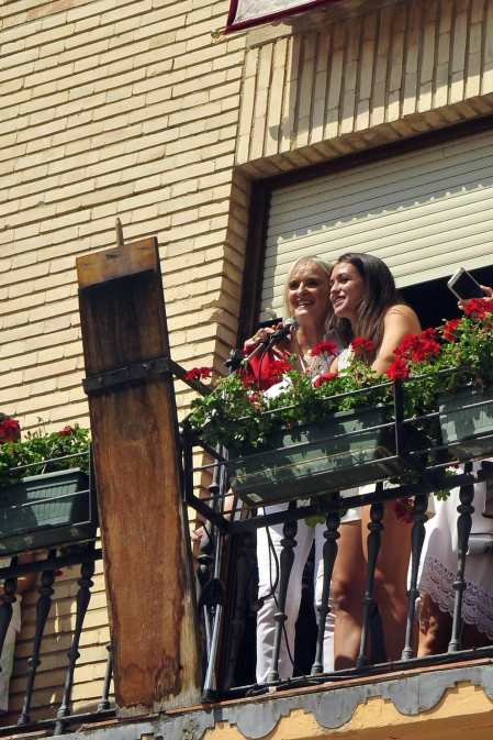Todas las fotos del cohete de fiestas de Peralta 2019, en el que decenas de vecinos se dieron cita en la plaza de la localidad navarra para dar la bienvenida a nueve días de fiesta en honor a la Virgen de Nieva.