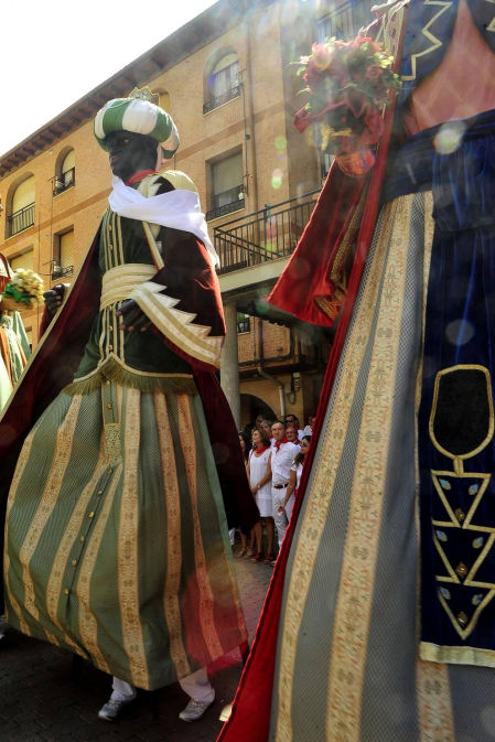 Todas las fotos del cohete de fiestas de Peralta 2019, en el que decenas de vecinos se dieron cita en la plaza de la localidad navarra para dar la bienvenida a nueve días de fiesta en honor a la Virgen de Nieva.