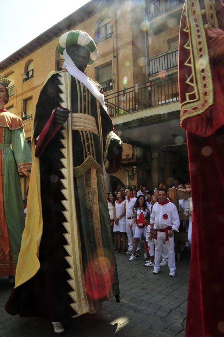 Todas las fotos del cohete de fiestas de Peralta 2019, en el que decenas de vecinos se dieron cita en la plaza de la localidad navarra para dar la bienvenida a nueve días de fiesta en honor a la Virgen de Nieva.