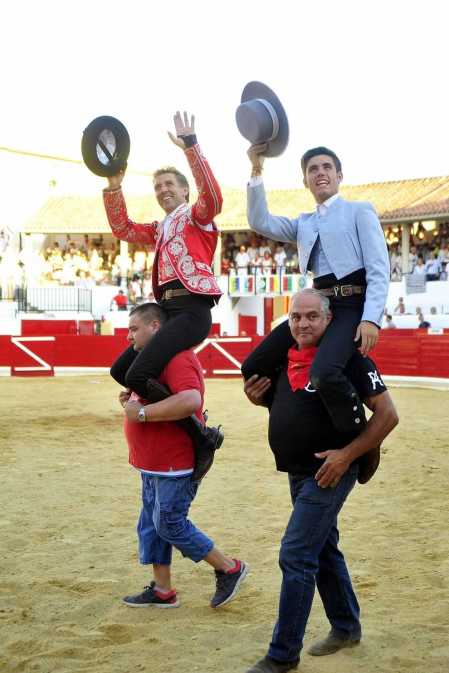 Todas las fotos del encierro del día 3 de septiembre de fiestas de Peralta, del sorteo de toros y de la corrida de rejones