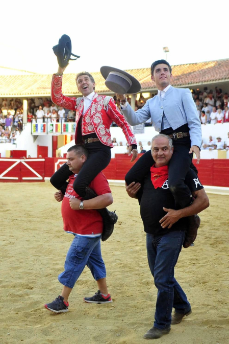 Todas las fotos del encierro del día 3 de septiembre de fiestas de Peralta, del sorteo de toros y de la corrida de rejones
