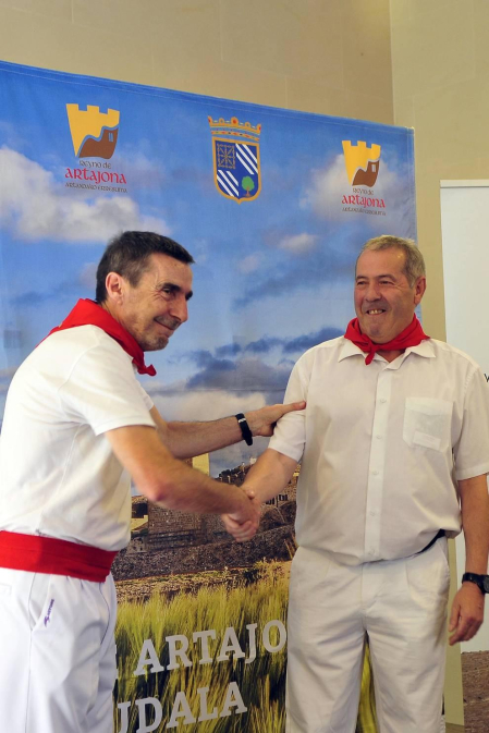Los artajoneses se congregaron debajo del balcón del ayuntamiento para recibir las fiestas patronales, en honor a la Virgen de Jerusalén.