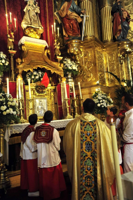 Los peralteses despidieron el domingo a sus gigantes y cabezudos con un multitudinario acto en el que también se le quito el pañuelo a la patrona.