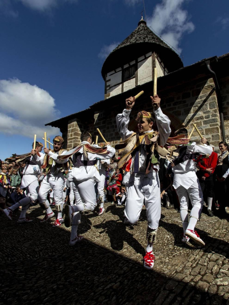 Los ochagaviarras celebraron el segundo día de fiestas con bailes de los danzantes, música de los gaiteros y una procesión a la Virgen de Muskilda.