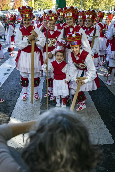 Todas las fotos de la salida de la Comparsa de Gigantes y Cabezudos en San Fermín Txikito.
