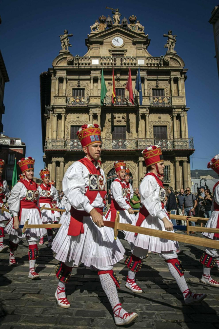 Todas las fotos de la salida de la Comparsa de Gigantes y Cabezudos en San Fermín Txikito.