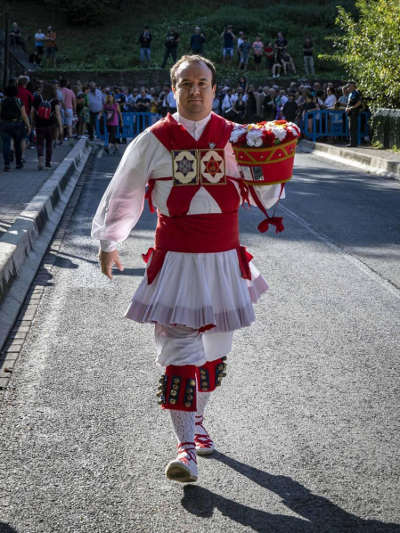 Todas las fotos de la salida de la Comparsa de Gigantes y Cabezudos en San Fermín Txikito.