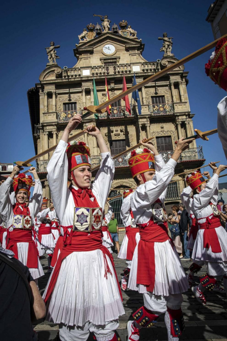 Todas las fotos de la salida de la Comparsa de Gigantes y Cabezudos en San Fermín Txikito.