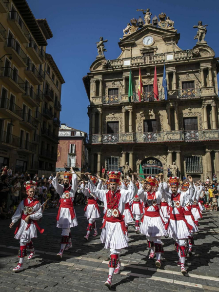 Todas las fotos de la salida de la Comparsa de Gigantes y Cabezudos en San Fermín Txikito.
