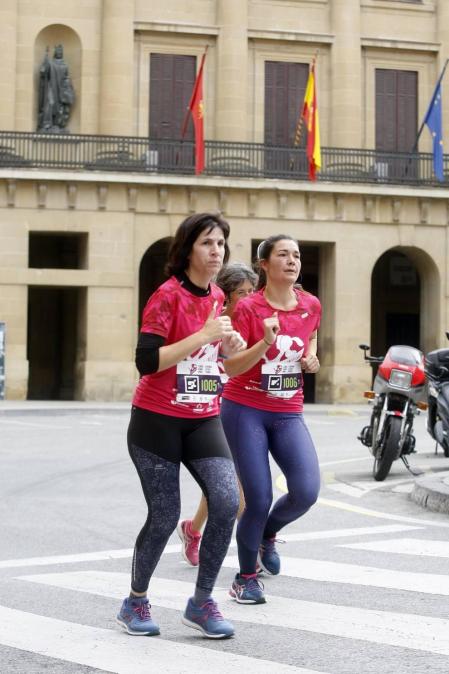 El centro de Pamplona ha sido el escenario de la VI Carrera Solidaria Navarra por ANFAS que impulsa cada año Laboral Kutxa y que en esta edición ha recaudado entre 15.000 y 16.000 euros.