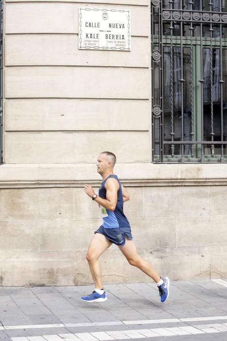 El centro de Pamplona ha sido el escenario de la VI Carrera Solidaria Navarra por ANFAS que impulsa cada año Laboral Kutxa y que en esta edición ha recaudado entre 15.000 y 16.000 euros.
