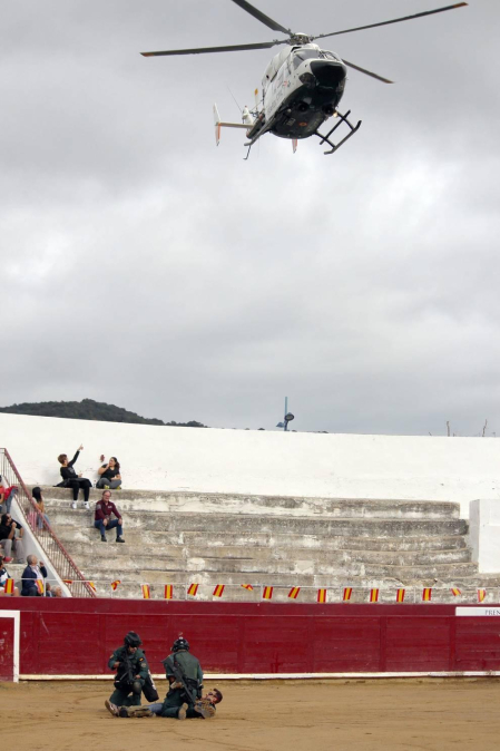Todas las secciones en activo de la Guardia Civil en Navarra participaron este domingo en una exhibición en la plaza de toros de Estella, para conmemorar el 175 aniversario de su fundación.