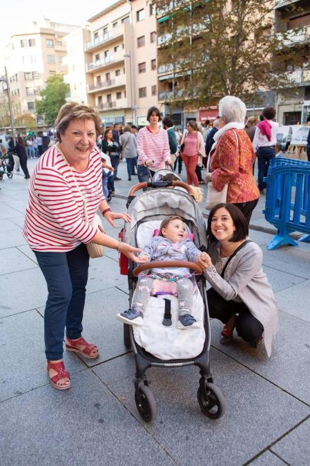 El viernes 4 de octubre se celebró la décima edición de 'Ensanche La Nuit', un evento en el que participan más de 60 establecimientos asociados a Ensanche Área Comercial y que contó con el apoyo del Ayuntamiento de Pamplona. Música, regalos, sorteos y otras actividades animaron las calles de este barrio, cuyos comercios abrieron excepcionalmente hasta las diez de la noche.