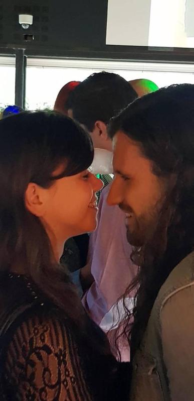 El sábado 6 de octubre, la zona Chic del Complejo Castejón se convirtió en el escenario perfecto para la sexta Gala de novios organizada por Ikemevoy Viajes. Una cita ya ineludible para las parejas que están planificando su próxima boda y en la que pueden compartir experiencias, disfrutar con el coctel de bienvenida, la comida o la discoteca, además de participar en sorteos y otras muchas actividades que convierten cada año este encuentro en una auténtica fiesta.