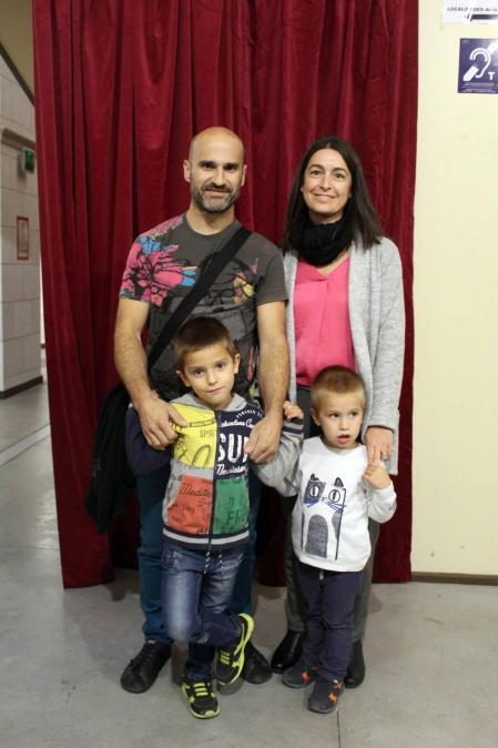 La Trócola Circo presentó el 5 de octubre en el Auditorio del Carmen de Sangüesa la obra 'Emportats', un espectáculo de circo para todos los públicos basado en la acrobacia, los malabares y la música en directo, de la que se encargó el grupo Jo & Swissknife. Una propuesta diferente cargada de humor y energía.