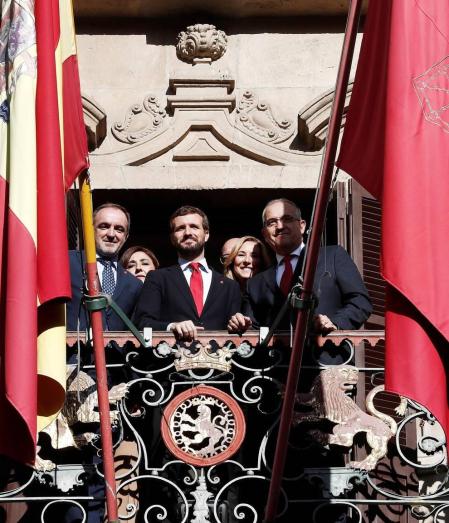 El presidente del PP y candidato a la Presidencia del Gobierno, Pablo Casado, se ha reunido este viernes en Pamplona con el presidente de UPN, Javier Esparza, y el alcalde de la capital navarra, Enrique Maya.