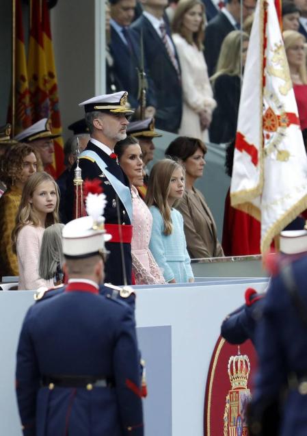 Los reyes Felipe y Letizia, acompañados de sus hijas, Leonor y Sofía, han llegado poco antes de las 11.00 horas de este sábado a la Plaza de Lima de Madrid para presidir el desfile del Día de la Fiesta Nacional.
