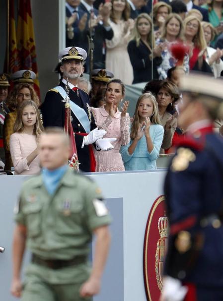 Los reyes Felipe y Letizia, acompañados de sus hijas, Leonor y Sofía, han llegado poco antes de las 11.00 horas de este sábado a la Plaza de Lima de Madrid para presidir el desfile del Día de la Fiesta Nacional.