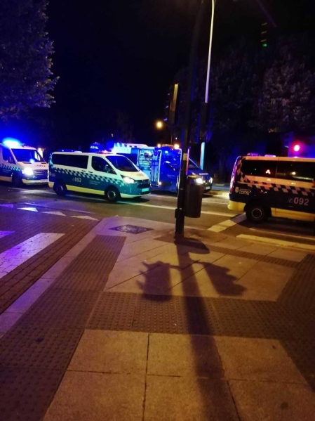 Un hombre de 46 años ha resultado herido grave y se encuentra en la UCI tras ser atropellado esta madrugada en la avenida Baja Navarra de Pamplona mientras, según las primeras investigaciones, cruzaba un paso de peatones con el semáforo en rojo.