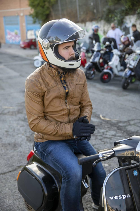 Medio centenar de aficionados a las motocicletas Vespa se dieron cita esta domingo 13 de octubre para participar en la jornada en homenaje a este modelo de motos.