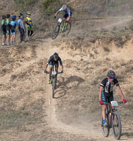 La localidad de Tierra Estella acogió este domingo al disputa de la prueba ciclista.