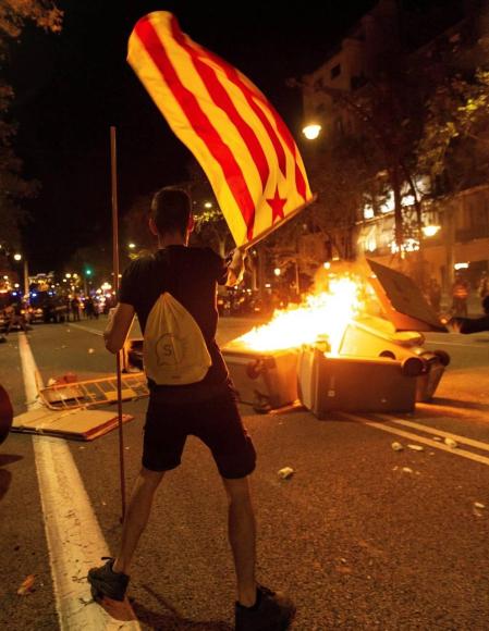 El Eixample de Barcelona se transformó este martes en el escenario de una batalla campal