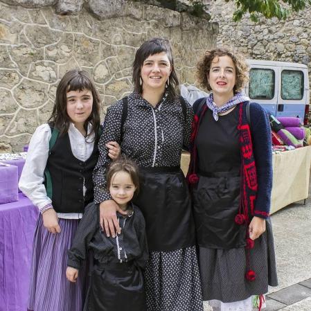 La octava edición del Día del pastor de Améscoa volvió a reunir a numerosos curiosos en Eulate, que disfrutaron de las demostraciones de elaboración de queso tradicional, esquileo de ovejas, cardado de lana o deporte rural.