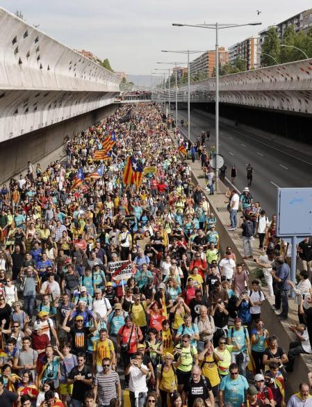La cinco marchas independentistas colapsan las principales vías de Barcelona