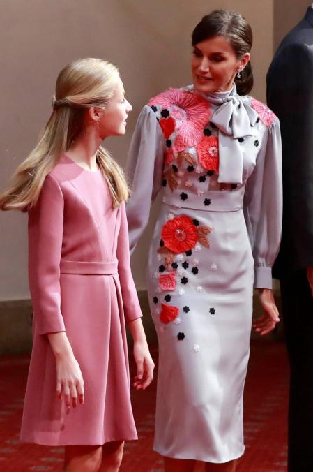 La princesa Leonor y la infanta Sofía han participado en la primera audiencia que los Reyes han ofrecido este viernes a los mejores estudiantes de la Universidad de Oviedo del pasado curso al comienzo en el marco de los actos por los Premios Princesa de Asturias.