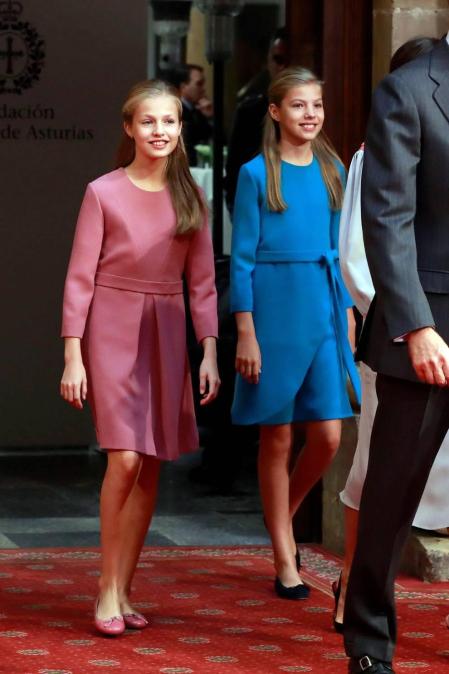 La princesa Leonor y la infanta Sofía han participado en la primera audiencia que los Reyes han ofrecido este viernes a los mejores estudiantes de la Universidad de Oviedo del pasado curso al comienzo en el marco de los actos por los Premios Princesa de Asturias.