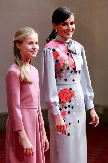 La princesa Leonor y la infanta Sofía han participado en la primera audiencia que los Reyes han ofrecido este viernes a los mejores estudiantes de la Universidad de Oviedo del pasado curso al comienzo en el marco de los actos por los Premios Princesa de Asturias.