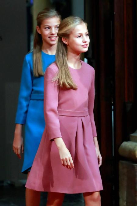 La princesa Leonor y la infanta Sofía han participado en la primera audiencia que los Reyes han ofrecido este viernes a los mejores estudiantes de la Universidad de Oviedo del pasado curso al comienzo en el marco de los actos por los Premios Princesa de Asturias.