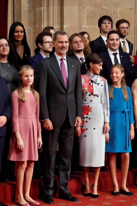 La princesa Leonor y la infanta Sofía han participado en la primera audiencia que los Reyes han ofrecido este viernes a los mejores estudiantes de la Universidad de Oviedo del pasado curso al comienzo en el marco de los actos por los Premios Princesa de Asturias.