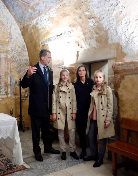 El rey Felipe VI, la infanta Sofía, la princesa Leonor y la reina Letizia pasean durante su visita al Pueblo Ejemplar de la Fundación Princesa de Asturias, Asiegu, en Asiegu (Asturias).