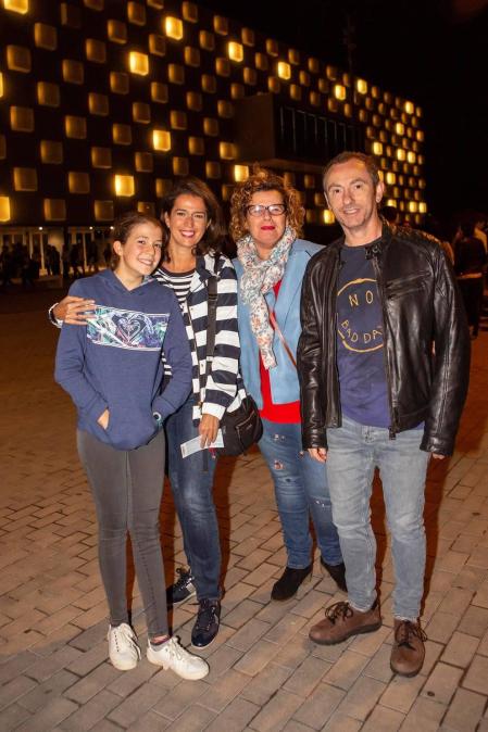 La noche del viernes 17 de octubre el Navarra Arena se llenó de seguidores de Melendi, que presentó las canciones de su último álbum titulado 'Mi cubo de Rubik' junto a una selección de sus éxitos anteriores. Un público muy variado disfrutó con el repertorio del popular cantante asturiano.