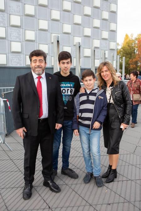 La Pamplonesa continua celebrando su centenario, en este caso con un espectacular concierto en el que estuvo acompañado por los gaiteros y txistularis municipales, el grupo de danza Duguna, la Comparsa de Gigantes y Cabezudos de Pamplona, el Orfeón pamplonés y los cantantes Javier Erro, Natalia Lacunza y Serafín Zubiri.