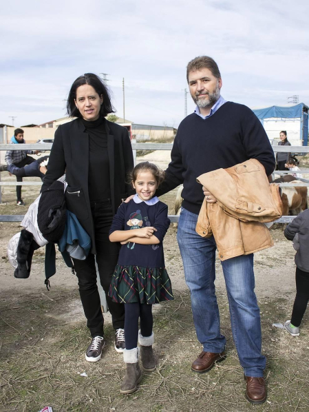 Tafalla vivió el pasado fin de semana una de sus citas festivas más tradicionales: las ferias de ganado caballar de octubre. Además de poder disfrutar de los ejemplares equinos, vecinos y visitantes pasaron una amena jornada gracias a la feria de artesanía y agroalimentación, las degustaciones de productos, las demostraciones de oficios o las visitas guiadas. Además, también se realizó la tradicional entrega del 'cuto divino' rifado en las ferias de febrero.