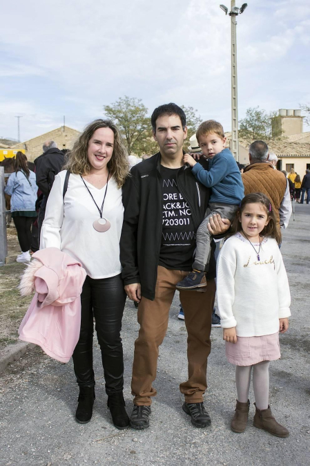 Tafalla vivió el pasado fin de semana una de sus citas festivas más tradicionales: las ferias de ganado caballar de octubre. Además de poder disfrutar de los ejemplares equinos, vecinos y visitantes pasaron una amena jornada gracias a la feria de artesanía y agroalimentación, las degustaciones de productos, las demostraciones de oficios o las visitas guiadas. Además, también se realizó la tradicional entrega del 'cuto divino' rifado en las ferias de febrero.