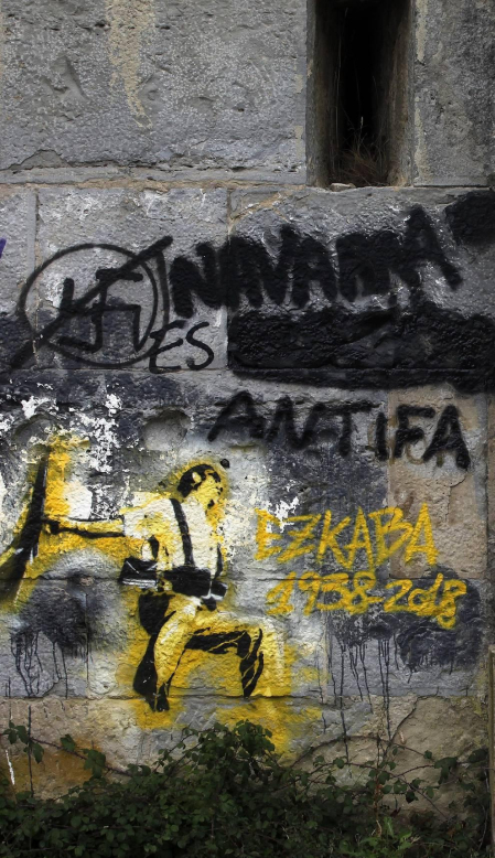 Las pintadas se solapan desde hace años en sus muros exteriores. El estado de dejadez es “absoluto”, dicen quienes suben a diario a lo alto de la cima del monte Ezkaba, declarado en noviembre de 2001 Bien de Interés Cultural.