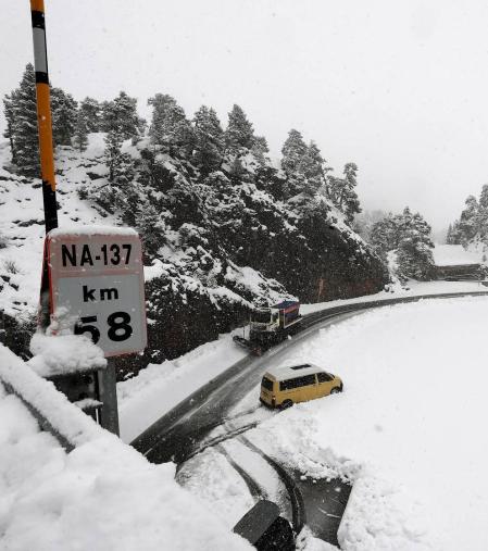 La zona de Larra-Belagua, en Roncal, ha amanecido este jueves con un espesor de nieve de unos 10 cm después de la nevada de esta noche. La cota de nieve, que se encuentra sobre los 1200-1400 metros, bajará hasta los 900-1000 metros en las próximas horas.