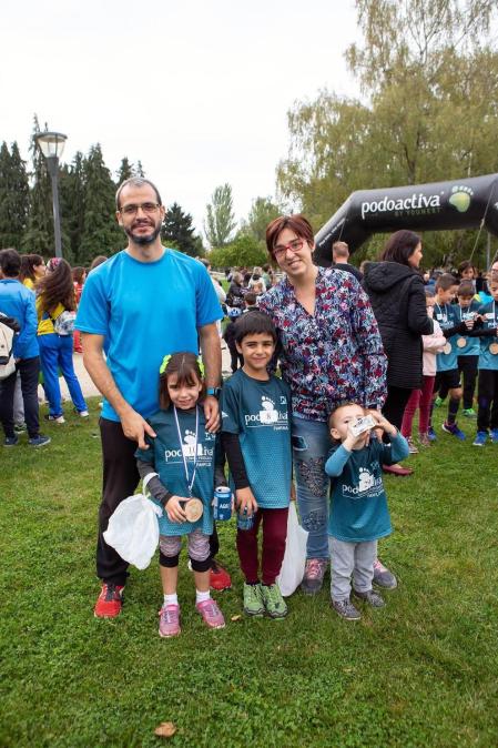 La carrera nocturna 'Las murallas de Pamplona' se ha convertido en una de las citas deportivas y festivas más esperadas de la capital navarra. Además de las tres distancias dedicadas a los adultos, la mañana del 1 de noviembre los atletas cedieron el protagonismo a los más pequeños, que se atrevieron con la 'Carrera pirata'.