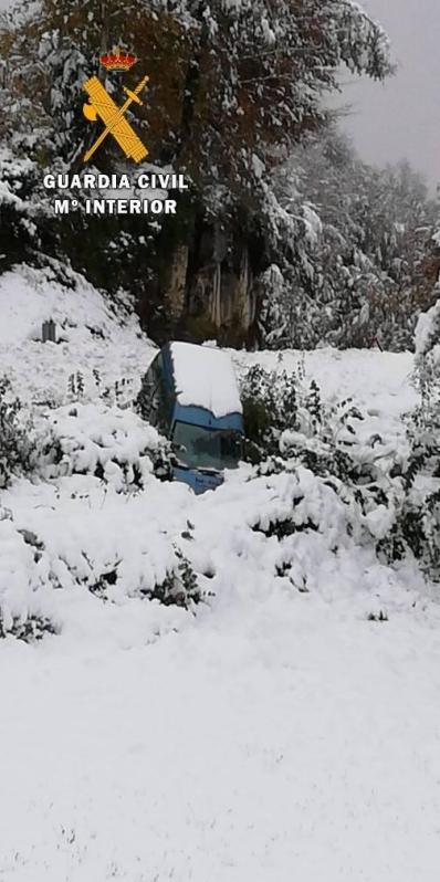 La zona de Larra-Belagua, en Roncal, ha amanecido este jueves con un espesor de nieve de unos 10 cm después de la nevada de esta noche. La cota de nieve, que se encuentra sobre los 1200-1400 metros, bajará hasta los 900-1000 metros en las próximas horas.
