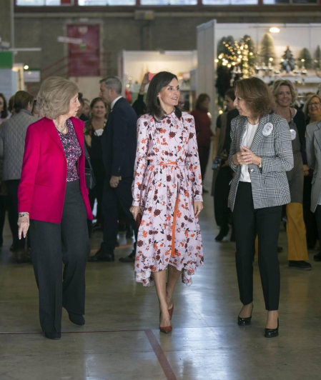 Las reinas Letizia y Sofía han visitado el rastrillo benéfico que cada año organiza la ONG Nuevo Futuro, cuya presidenta de honor es la infanta Pilar de Borbón, hermana del rey Juan Carlos, donde han hecho varias compras y les han hecho varios regalos.
