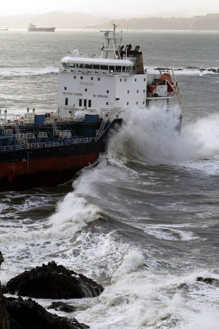 El mercante, de unos 128 metros de eslora, fue empujado por el fuerte viento reinante en la zona