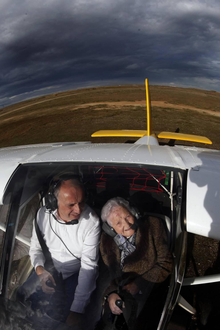 “He llegado al cielo antes de lo que esperaba”, susurra Pilar Martínez Sesma, de 90 años, al sentirse entre las nubes de Caparroso. A su lado, el instructor de vuelo, Rudi Ortiz Besga, sonríe cómplice. Pilar estaba disfrutando de un sueño, gracias a al regalo de cumpleaños de sus hijos, nietos y bisnietos. Esta es la crónica de un viaje vital.