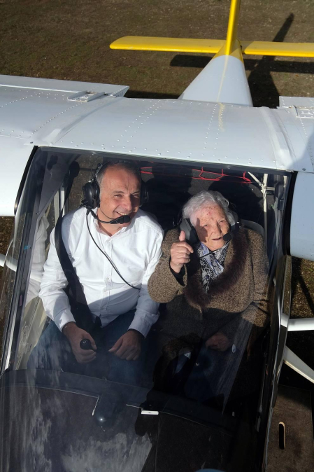 “He llegado al cielo antes de lo que esperaba”, susurra Pilar Martínez Sesma, de 90 años, al sentirse entre las nubes de Caparroso. A su lado, el instructor de vuelo, Rudi Ortiz Besga, sonríe cómplice. Pilar estaba disfrutando de un sueño, gracias a al regalo de cumpleaños de sus hijos, nietos y bisnietos. Esta es la crónica de un viaje vital.