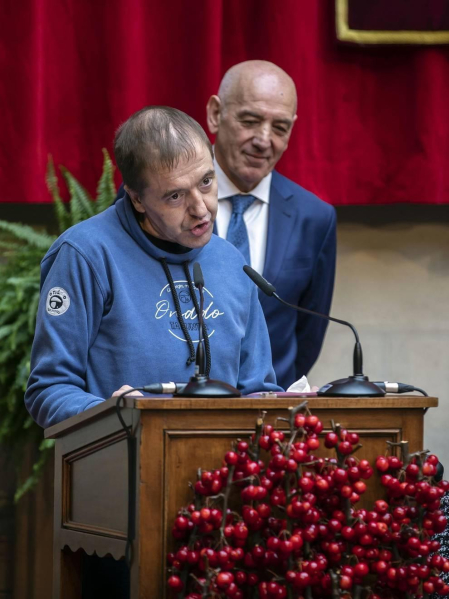 Acto institucional de celebración del Día de Navarra, en el que la presidenta María Chivite ha entregado la Medalla de Oro de la comunidad a la asociación de daño cerebral ADACEN.