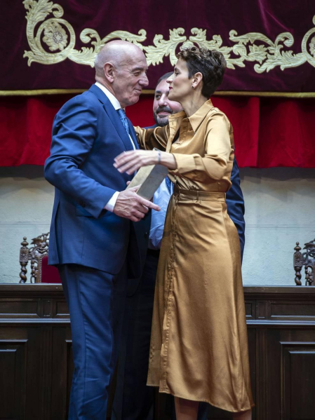 Acto institucional de celebración del Día de Navarra, en el que la presidenta María Chivite ha entregado la Medalla de Oro de la comunidad a la asociación de daño cerebral ADACEN.
