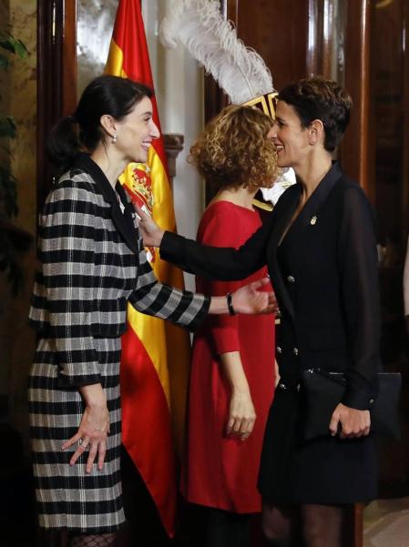 El Congreso ha acogido este viernes, 6 de diciembre, el acto central del cuadragésimo primer aniversario de la aprobación en referéndum de la Constitución de 1978, una ceremonia en la que se han estrenado sus anfitrionas, las presidentas del Congreso, Meritxell Batet, y del Senado, Pilar Llop, así como parlamentarios elegidos por primera vez el 28 de abril o el 10 de noviembre y presidentes autonómicos que apenas llevan medio año en el cargo.