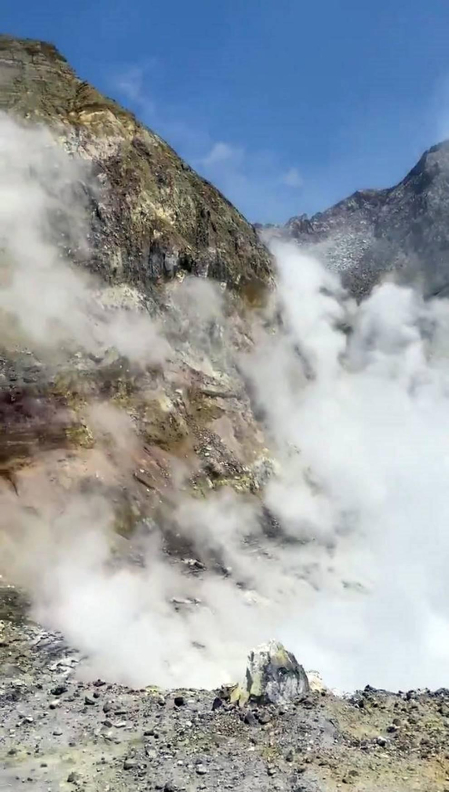Medio centenar de turistas se encontraban en la isla donde ha entrado en erupción
